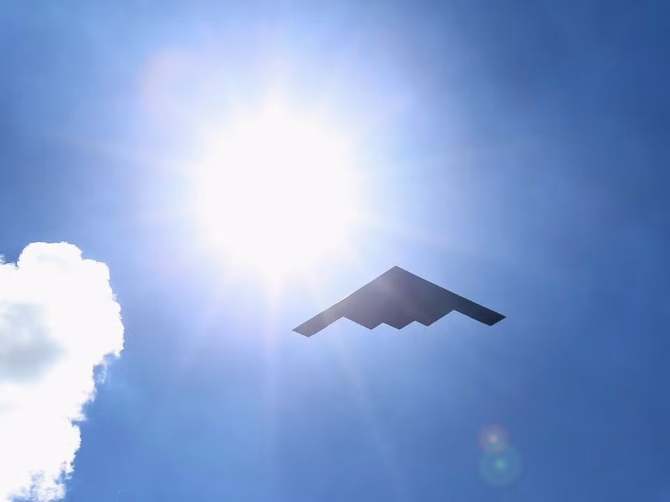 B-2 Spirit từng lập kỷ lục 34 giờ bay liên tục. Máy bay cất cánh từ căn cứ không quân Whiteman, Missouri để tấn công các mục tiêu ở Libya, sau đó quay về hạ cánh ở Mỹ. Các phi công đã trải qua quãng đường gần 19.000 km với 15 lần tiếp nhiên liệu trên không. Ảnh: Getty.