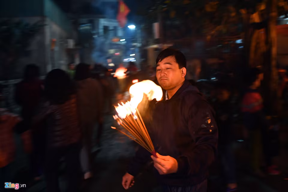 Dân làng truyền nhau rằng ai xin được lửa vẫn còn cháy, chạy kịp về nhà thắp hương trên bàn thờ nhà mình kịp thì sẽ được may mắn cả năm.