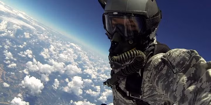Việc nhảy dù từ độ cao 10.000 mét – tương đương với độ cao của máy bay hàng không dân dụng sẽ đảm bảo bí mật và che mắt được đối phương, người lính sẽ rơi tự do với tốc độ khoảng 240 km/h trong quãng đường 9000 mét, việc mở dù ở độ cao dưới 1000 mét sẽ giảm thiểu khả năng bị phát hiện bằng mắt thường của đối phương ở dưới mặt đất. Nguồn ảnh: Halo.