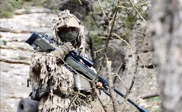 Tương ứng với đó là trọng lượng của hai phiên bản cũng khác nhau. Cụ thể, phiên bản sử dụng cỡ đạn .300 có trọng lượng 6,5 kg trong khi đó phiên bản sử dụng cỡ đạn .338 có trọng lượng 6,9 kg. Nguồn ảnh: Sina.