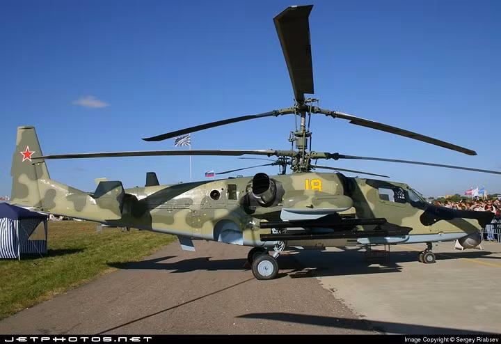 Vì trực thăng Ka-50 Black Shark không cần tới cánh quạt đuôi, điều này cho phép máy bay tăng khả năng thao diễn trên không. Ảnh: Jetphotos.