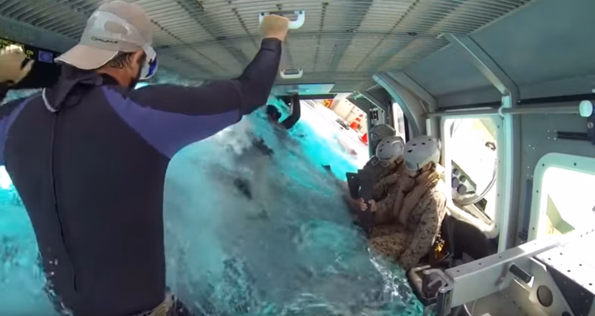 Trên thực tế, vỏ trực thăng có thể bị méo, lật lộn ngược,... khi va đập. Người lính phải thực sự bình tĩnh và tránh hoảng loạn để có thể thoát ra một cách an toàn nhất có thể. Nguồn ảnh: Daily Military.