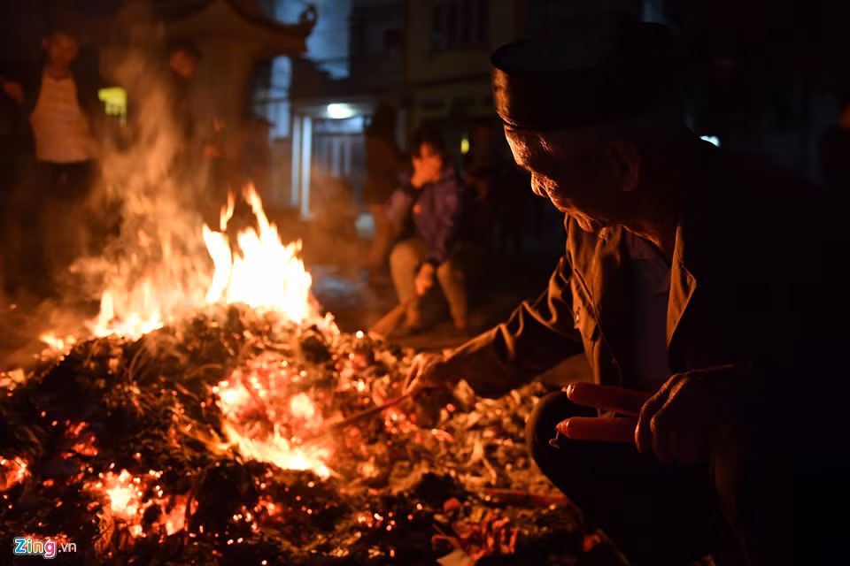 Ngọn lửa tại sân đình dần tắt sau gần 30 phút bùng cháy. Cụ Nguyễn Văn Phú là một trong những người cuối cùng "lấy đỏ" về nhà sau khi cùng các bô lão đảm bảo nghi lễ tổ chức nghiêm trang, an toàn và vui vẻ cho toàn bộ dân làng An Định.