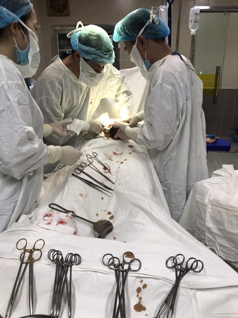 Bác sỹ Phạm Xuân Trường cùng ê kíp thực hiện ca sinh mổ. Bác sỹ Phạm Xuân Trường cùng ê kíp thực hiện ca sinh mổ.