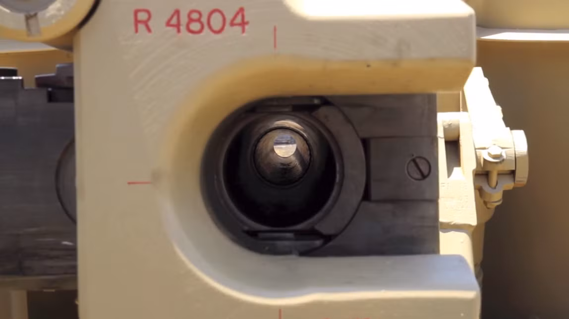 Pak 40 là loại pháo nòng trơn, điều đó khiến cho tầm bắn của nó không xa. Cụ thể, tầm bắn thẳng của Pak 40 chỉ khoảng 1.800 mét trong khi tầm bắn cầu vồng của nó có thể đạt tối đa tới 7.600 mét - nhưng bù lại độ chính xác lại rất thấp. Nguồn ảnh: Wiki.