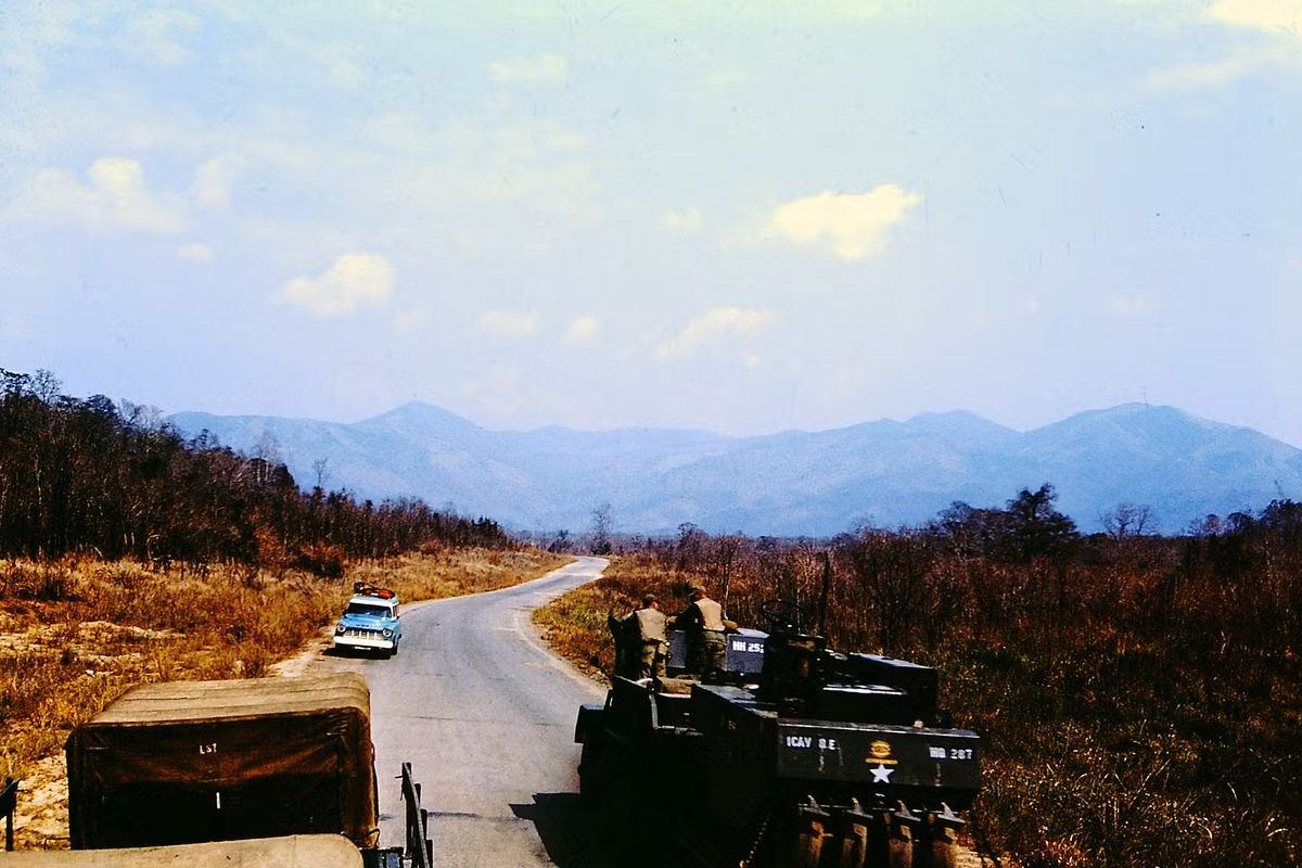 Những năm đầu trong Chiến tranh Việt Nam, quân đội Mỹ có vẻ khá "nhàn hạ" do các hoạt động giao tranh của quân giải phóng diễn ra rất ít, nhiều khu vực vần như không có. Nguồn ảnh: Flickr.