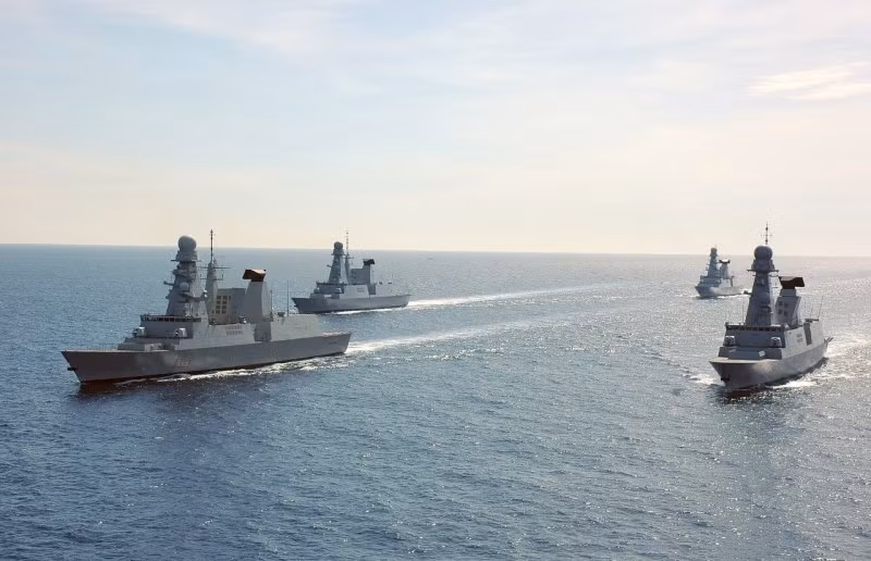 Vũ khí là thứ đáng nể nhất trên những khinh hạm này với hàng loạt các loại vũ khí, phù hợp với mọi nhiệm vụ trên biển. Cụ thể, khinh hạm Horizon có hệ thống phòng không PAAMS, 48 ống phóng tên lửa thẳng đứng, 8 tên lửa chống hạm, 2 pháo 76mm (Pháp) hoặc 3 pháo 76mm (Italia), 2 pháo 25/80mm hoặc 2 pháo 20mm F2. Nguồn ảnh: Deagel.