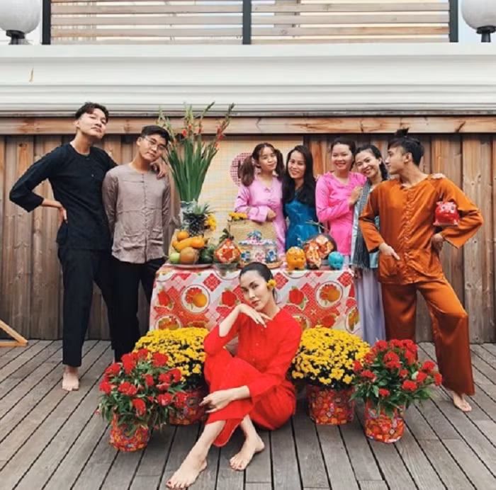 Cô vui vẻ cùng bạn bè trong những ngày cuối năm.