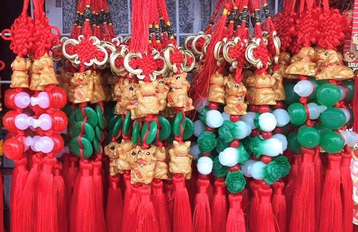 Những món đồ được cho là đem lại may mắn trong năm mới được bày bán tại khu phố người Hoa ở Sydney, Australia. Ảnh: ABC News.