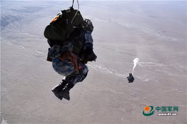 Theo các thông tin được báo chí Trung Quốc đăng tải, các lữ đoàn lính dù của Trung Quốc được tổ chức theo hình thức của lực lượng Sư đoàn dù 82 nổi tiếng của Mỹ. Nguồn ảnh: 81.cn.