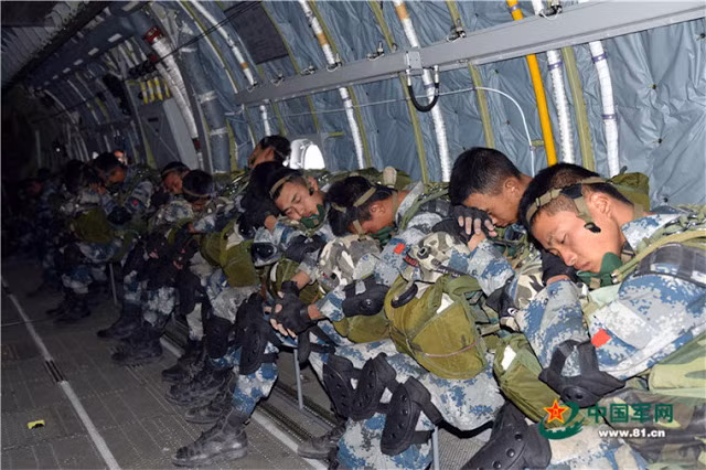 HIện tại, lính dù Trung Quốc đang có quân số khoảng 30.000 quân, bao gồm cả sĩ quan chỉ huy. Do có quân số ít (so với quy mô các binh chủng khác), đây đều là những người lính ưu tú nhất được tuyển chọn trong toàn lực lượng quân đội nước này. Nguồn ảnh: 81.cn.
