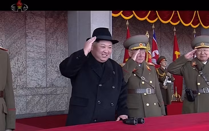 Lãnh đạo Triều Tiên ông Kim Jong-un đích thân có mặt tại cuộc duyệt binh kỷ niệm 70 năm ngày thành lập Quân đội nước này. Nguồn ảnh: KRT.