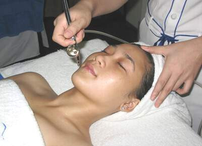 Sử dụng kỹ thuật kim lăn giúp se khít lỗ chân lông. Ảnh: H.Hoa