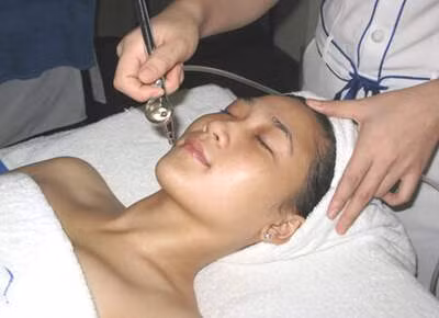 Sử dụng kỹ thuật kim lăn giúp se khít lỗ chân lông. Ảnh: H.Hoa