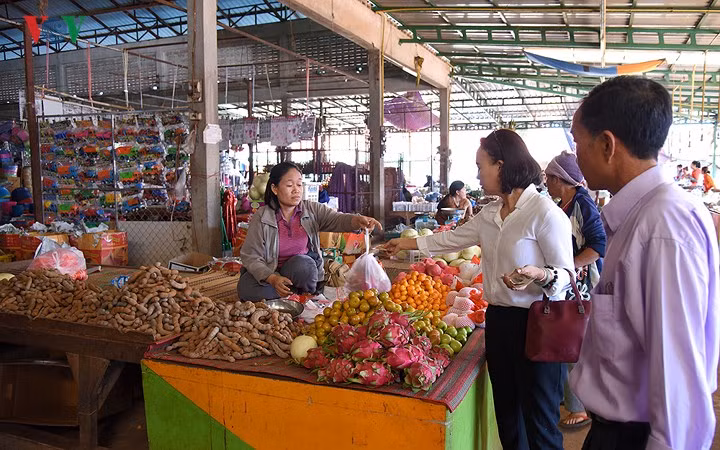 Vào những thời khắc cuối cùng của năm cũ, người Việt tại Lào lại trở về bên gia đình, quây quần bên mâm cơm tất niên để ôn lại những vui buồn trong năm.