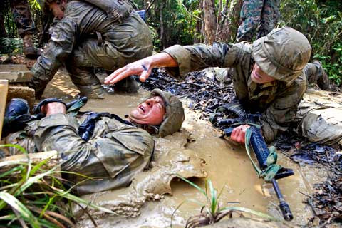 Phần lớn những bài tập đều được xây dựng với mức độ nguy hiểm và khó khăn cao hơn nhiều so với các tình huống thực tế người lính có thể phải đối mặt. Tuy nhiên sự thừa thãi đó ở đây hoàn toàn không phải là "thừa". Nguồn ảnh: BI.