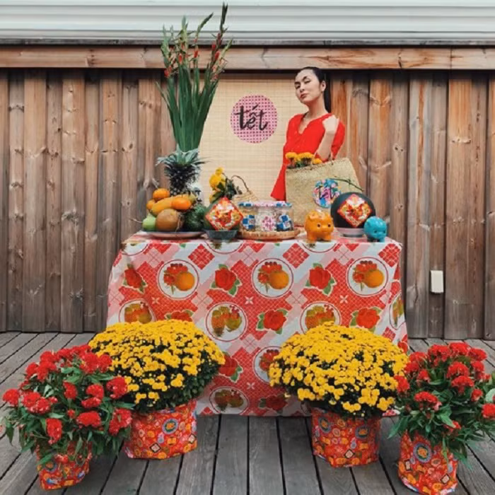 Tăng Thanh Hà gây thích thú khi mặc áo bà ba, cài hoa lên tóc nhí nhảnh.