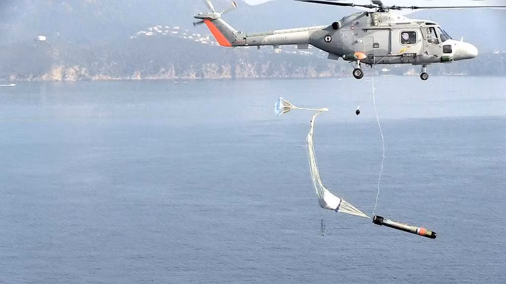 Loại ngư lôi này có thể triển khai tốt trên các cơ cấu phóng nổi (tàu chiến, tàu phóng lôi) hay trên không từ các loại trực thăng săn ngầm, máy bay săn ngầm, máy bay cảnh báo sớm,... Tầm hoạt động của MU90 khoảng 10 km ở tốc độ tối đa, 23 km ở tốc độ tối thiểu và có độ sâu tối đa có thể với tới là 1000 mét. Nguồn ảnh: Pinterest.