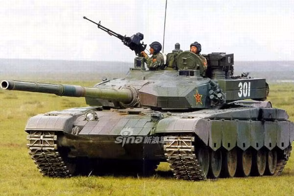 Được điều khiển những loại xe tăng hiện đại là điều bất cứ người lính nào cũng mong muốn. Tuy nhiên, với kho khí tài "từ cổ chí kim" mới cũ đủ cả của Trung Quốc, binh sĩ phải khổ sở vật lộn với những chiếc xe tăng từ thời Chiến tranh Lạnh lại có số lượng nhiều hơn. Nguồn ảnh: Sina.
