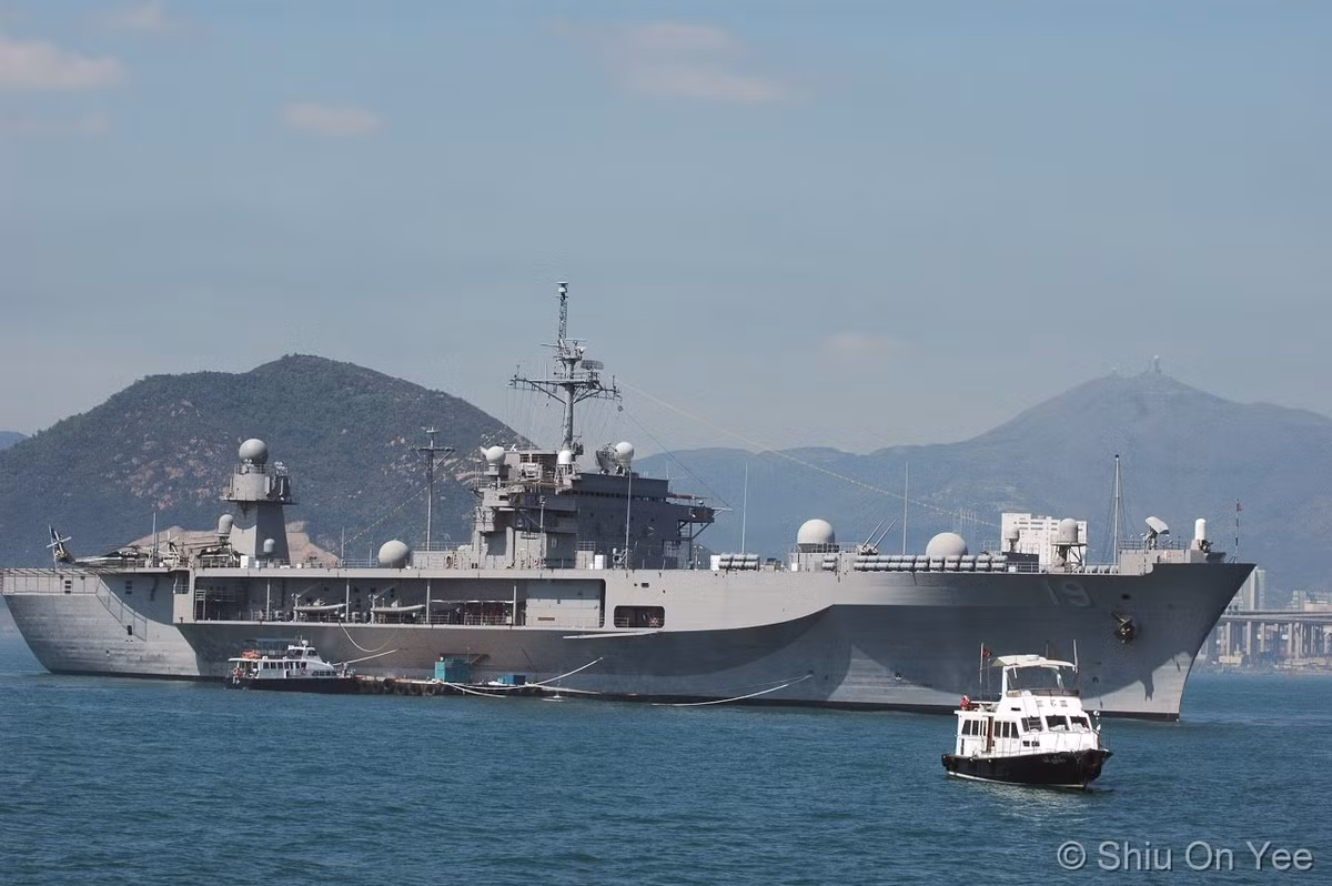 USS Blue Ridge được hạ thủy vào năm 1969 và chính thức được gia nhập biên chế Hải quân Mỹ từ năm 1970. Kể từ đó tới nay, tàu được biên chế về cảng Yokosuka của Nhật Bản và hoạt động trong biên chế Hạm đội Thái Bình Dương. Nguồn ảnh: Shiu.