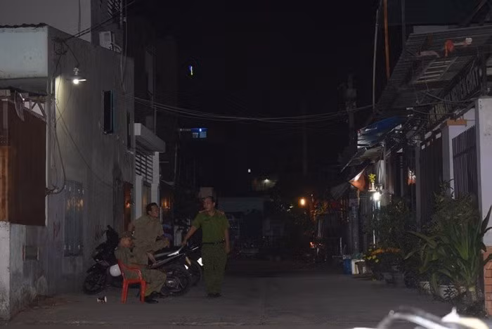 Đến tối ngày 16-2 vẫn có lực lượng công an và bảo vệ dân phố túc trực trước con hẻm vào nhà gia đình 5 người bị sát hại.