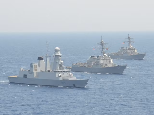 Tốc độ tối đa của khinh hạm này vào khoảng 29 hải lý trên giờ, tương đương với 54 km/h và có tầm hoạt động tối đa 11.000 km. Biên chế thủy thủ đoàn của loại khinh hạm này vào khoảng 255 thủy thủ và sĩ quan chỉ huy; tuy nhiên con số này có đôi chút khác biệt với phía Pháp do hai nước có cách thức tổ chức khác nhau. Nguồn ảnh: Navyrec.