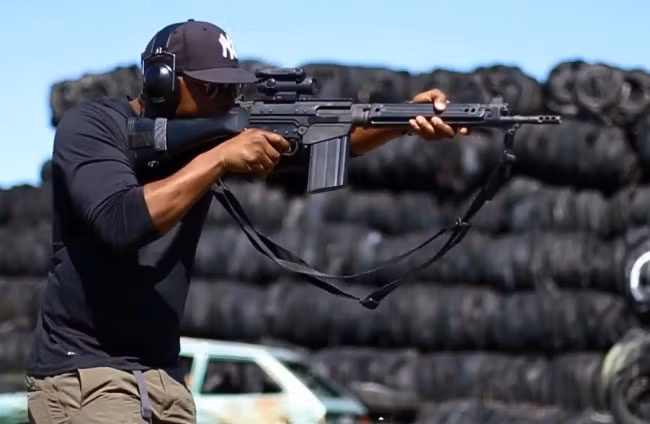 Sử dụng cỡ đạn 7,62x51 chuẩn NATO, khẩu súng này có uy lực ghê gớm không khác gì so với khẩu AK-47. Cụ thể, tầm bắn tối đa của nó đạt từ 200 tới 600 mét với gia tốc đầu đạn 840 mét/giây (cao hơn AK-47) và có tốc độ bắn 700 viên mỗi phút (thấp hơn AK-47). Nguồn ảnh: Guns.