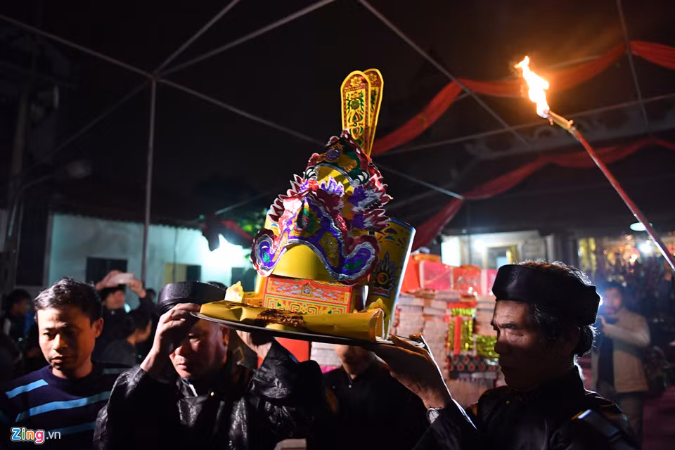 Ngoài bộ mũ mão cúng Thành hoàng làng, số lượng vàng mã năm nay hoá trong khoảng gần 100 kg, sau khi tế lễ được thanh niên khiêng ra trước cổng đình.