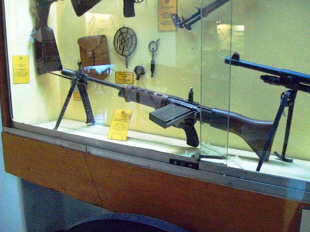 Súng trường tự động FG 42 có hai kiểu hộp tiếp đạn khác nhau bao gồm kiểu hộp tiếp đạn loại 10 viên và hộp tiếp đạn loại 20 viên. Nguồn ảnh: Wiki.