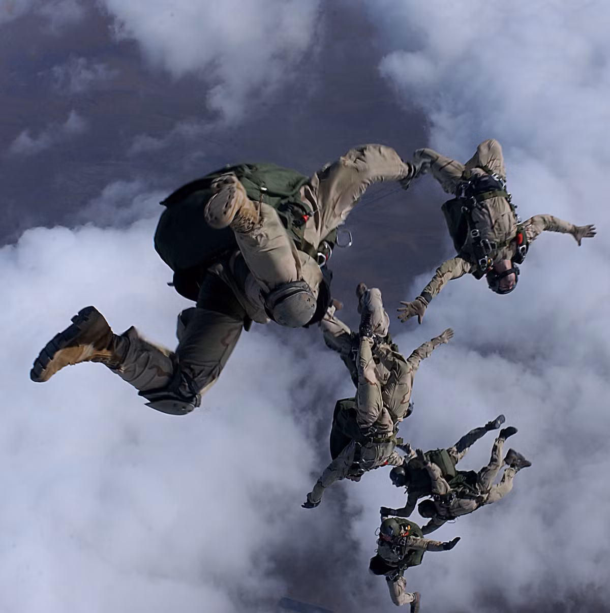 Nhảy HALO được Quân đội Mỹ phát minh ra từ năm 1940 và bắt đầu được đưa vào thử nghiệm ở chiến tranh Việt Nam từ năm 1960 nhằm đưa biệt kích, thám báo xâm nhập vào miền bắc Việt Nam. Nguồn ảnh: Acc.