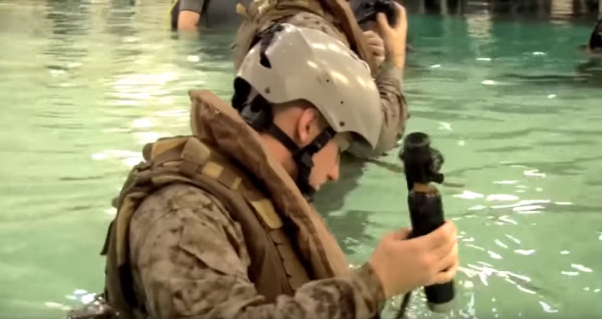 Mỗi binh lính Mỹ sẽ được phát một bình ô-xy cỡ nhỏ, đây là trang bị của mọi binh lính Mỹ khi di chuyển bằng trực thăng. Thứ thiết bị này sẽ giúp họ thở được vài phút dưới nước. Nguồn ảnh: Daily Military.