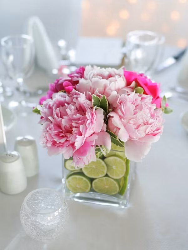 Dù bạn có vụng về đến mấy thì bạn vẫn có thể "hoàn thành" việc trang trí nhà của mình với lọ hoa hình vuông, cắt các cành hoa với độ dài bằng nhau, thêm tranh trang trí xung quanh lọ là đủ để biến bất kỳ góc nào đều trở nên bừng sáng với ý tưởng thú vị này.