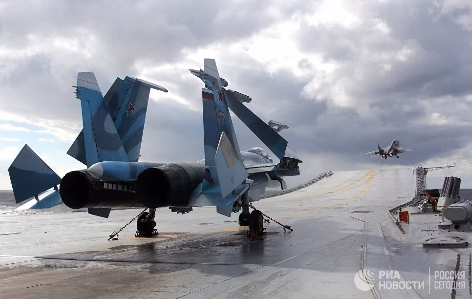 Tiêm kích Su-33 và MiG-29K trên boong tàu sân bay Đô đốc Kuznetsov tại Địa Trung Hải. (Ảnh: RIA Novosti)