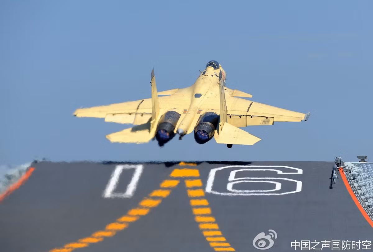 Rõ ràng, Trung Quốc đã chứng tỏ mình là một bậc thầy trong việc sao chép máy bay khi không những sao chép được một chiếc tiêm kích Su-27 mà thậm chí họ còn sao chép được... "cả họ" nhà Su-27. Nguồn ảnh: Weibo.