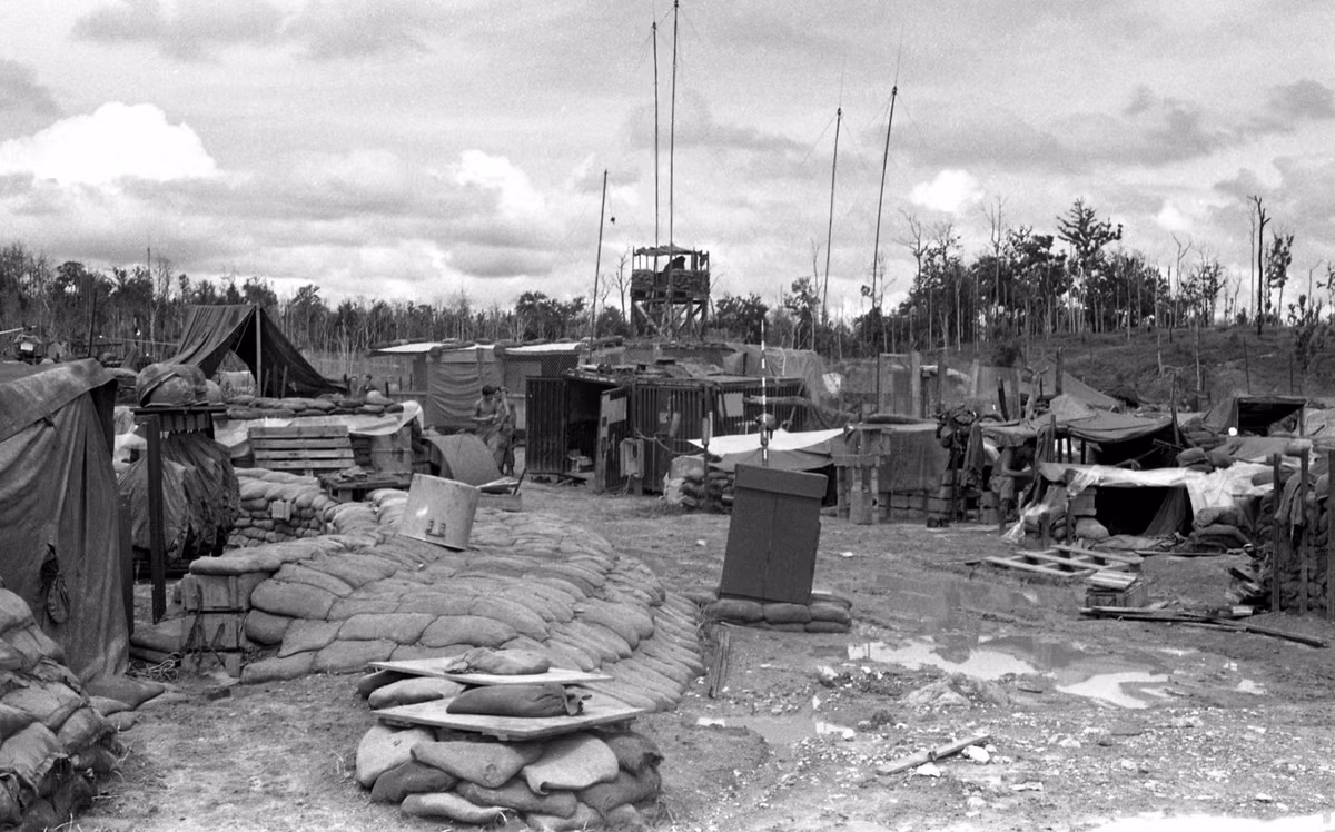 Một căn cứ tiền tuyến tạm bợ nằm giữa rừng do Quân đội Mỹ xây dựng. Trong suốt thời gian tham chiến tại Việt Nam, Quân đội Mỹ đã cho xây dựng hàng ngàn các cứ điểm tiền tuyến như thế này trên khắp miền Nam Việt Nam. Nguồn ảnh: Flickr.
