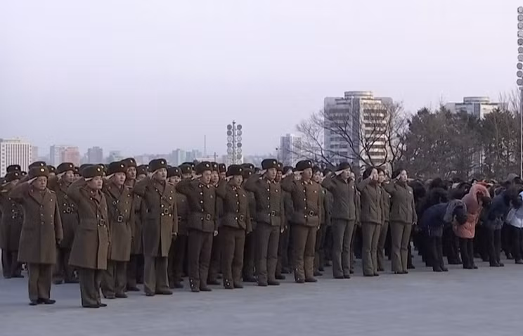 Quân nhân và người dân Triều Tiên tham dự cuộc duyệt binh đầu tiên được nước này tổ chức trong năm 2018. Nguồn ảnh: KRT.