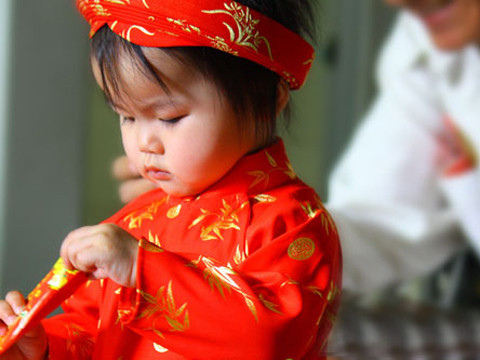 Lì xì là phong tục tốt đẹp nhằm cầu may mắn, chúc phúc cho trẻ nhỏ, người già (Ảnh minh họa: IT)