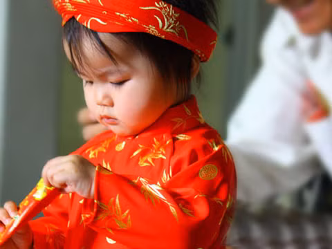 Lì xì là phong tục tốt đẹp nhằm cầu may mắn, chúc phúc cho trẻ nhỏ, người già (Ảnh minh họa: IT)