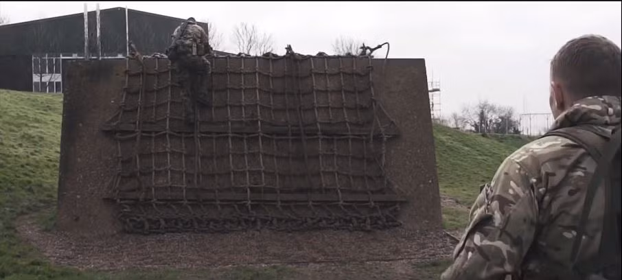 Và cuối cùng là màn trèo tường có phần quá đỗi "nhẹ nhàng" với bất cứ người lính nào dưới sự hỗ trợ của dây thừng và tường lưới. Nếu vượt qua được hết những thử thách này trong 5 phút, người lính Anh sẽ được nhận vào khóa huấn luyện đặc nhiệm. Nguồn ảnh: Commando Engineers.