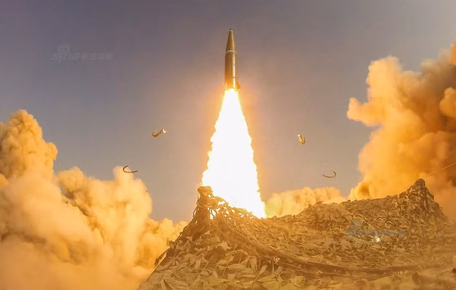 Ngoài ưu thế về tốc độ, tên lửa của Iskander-M còn có khả năng cực độc đó là lượn trên không để né tránh việc bị bắt bài và bắn chặn theo tọa độ. Hiện giờ, chưa một hệ thống phòng thủ tên lửa nào của NATO dám tự tin tuyên bố đánh chặn được Iskander-M của Nga. Nguồn ảnh: Sina.