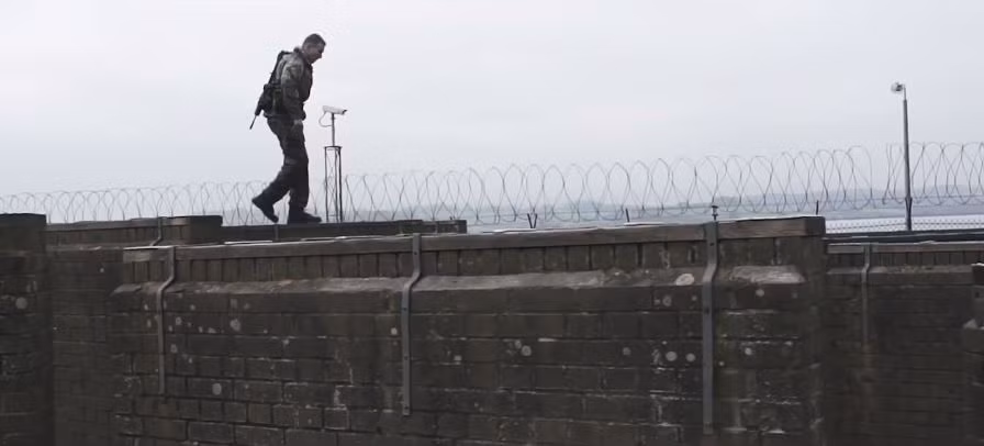 Thử thách khó nhất trong bài tập chính là đi trên gờ tường. Một gờ tường rộng chỉ khoảng 20 cm và người lính sẽ phải đi thẳng, không được sử dụng tay để bám. Nguồn ảnh: Commando Engineers.