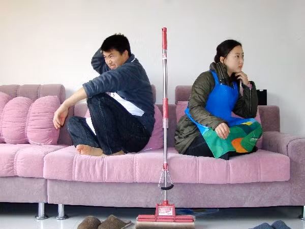 Một người đàn ông yêu chiều vợ, thương vợ chính là người biết chủ động giúp đỡ vợ từ những việc nhỏ nhất trong nhà - Ảnh Internet