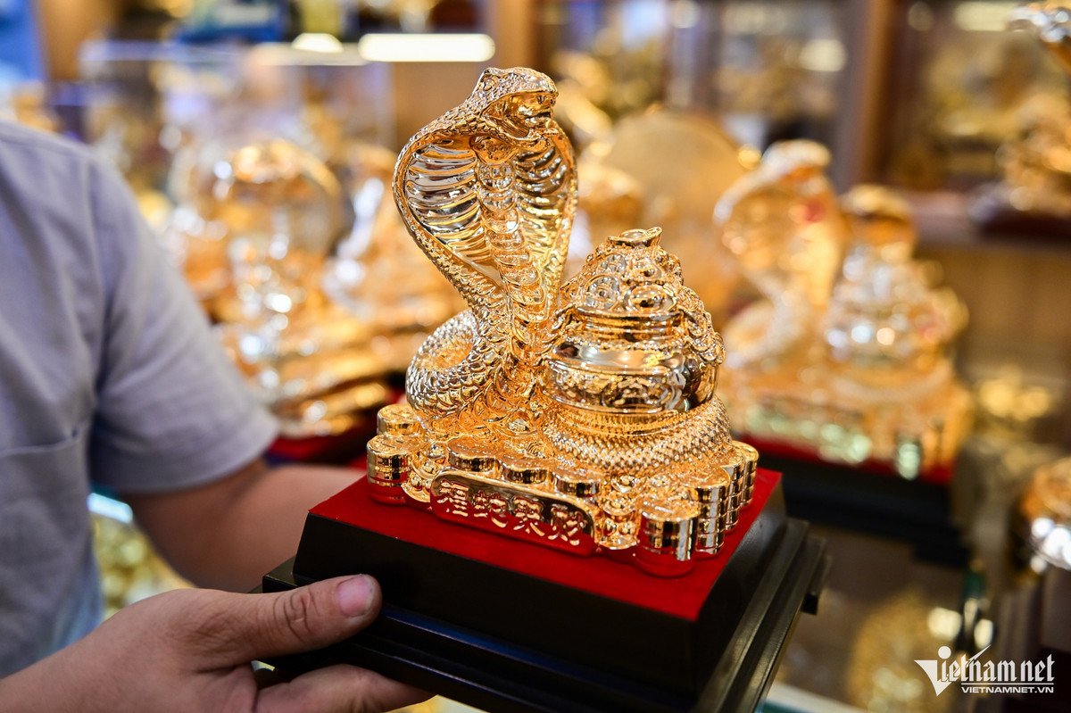 Cũng theo ông Thắng, nếu không kể công đoạn lên ý tưởng thiết kế, từ khi chế tác đến lúc hoàn thiện cũng khoảng 40 công đoạn tạo mẫu sáp, tạo khuôn và đúc, làm nguội và xử lý bề mặt, mạ vàng, sấy khô... "Khâu nào cũng cần kinh nghiệm, cẩn thận bởi chỉ cần sai một bước có thể phải làm lại từ đầu. Cái khó nhất của việc đúc tượng rắn chính là làm sao để toát lên sự sinh động, cái hồn của tượng mà vẫn gần gũi", ông Thắng nói. 