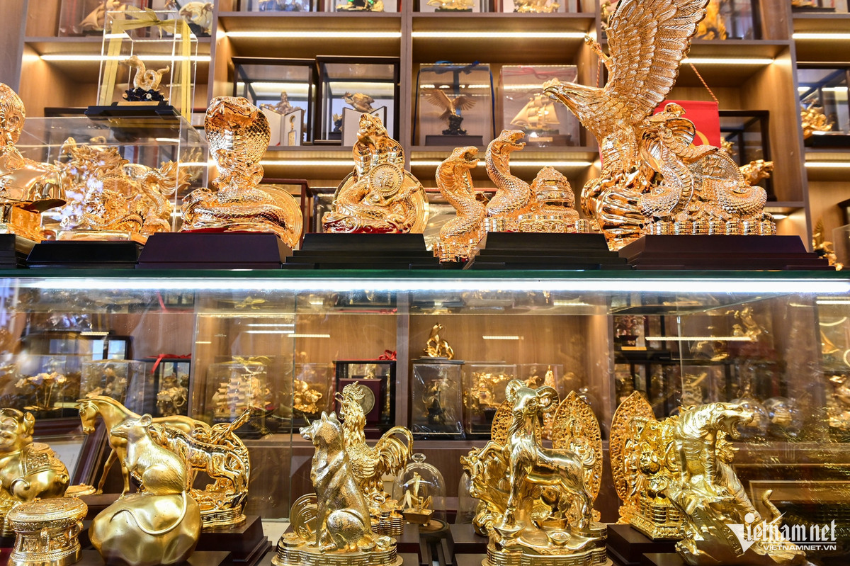 Với mỗi mẫu rắn, doanh nghiệp này sản xuất 3.000 sản phẩm để phục vụ nhu cầu của khách hàng Tết 2025.