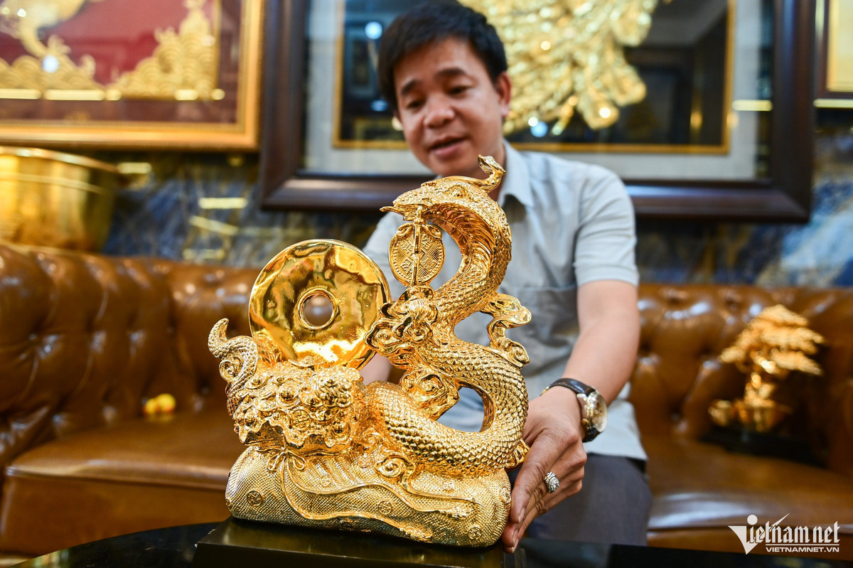 Theo ông Đinh Quang Thắng, các mẫu sản phẩm được lên ý tưởng thiết kế và chế tác tỉ mỉ. Đa phần các mẫu của năm Ất Tỵ sử dụng hình tượng rắn hổ mang, thể hiện sự dũng mãnh và uy lực.