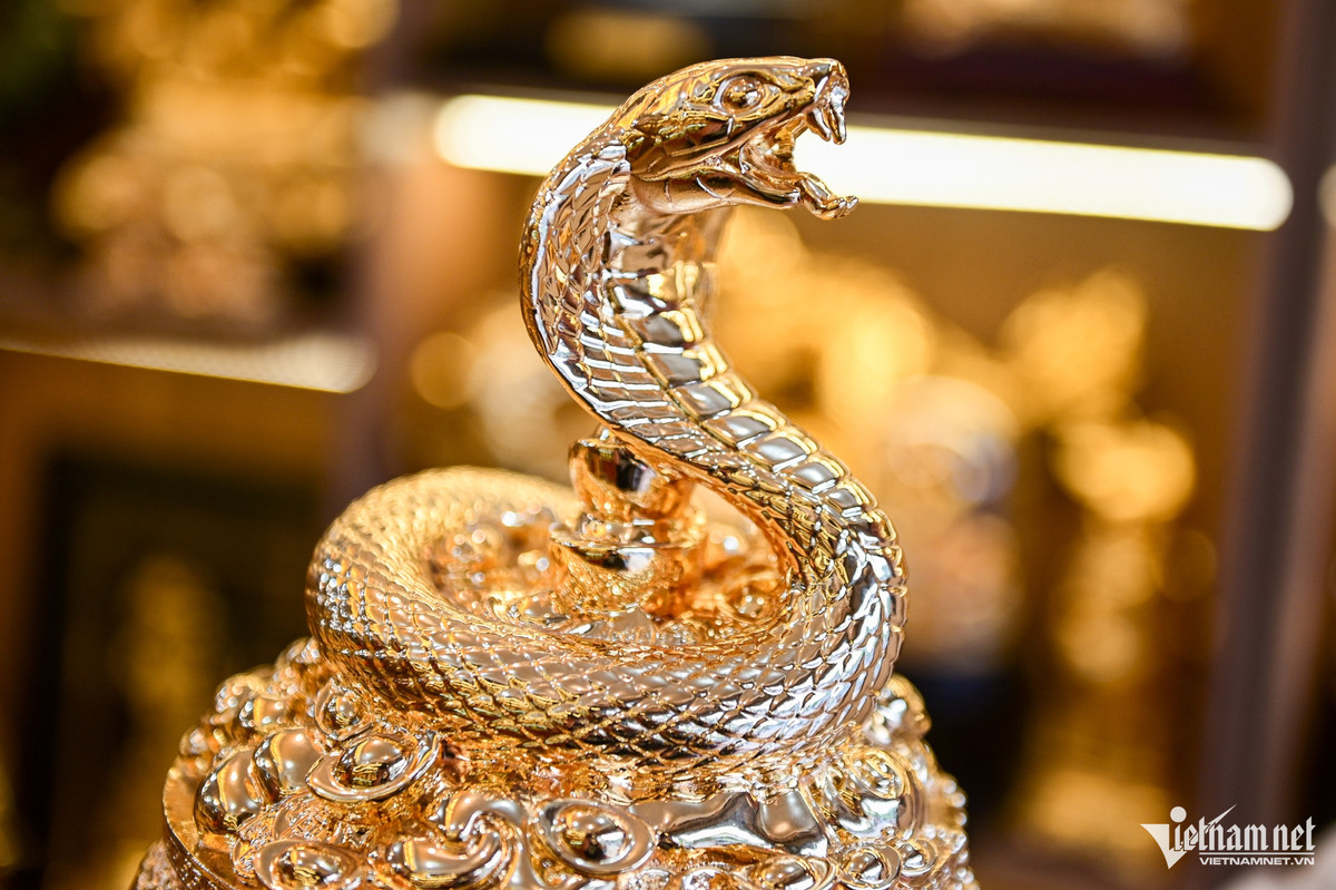 Trong văn hóa phương Đông, rắn là biểu tượng của sự may mắn, tài lộc và trí tuệ, là loài vật tượng trưng cho sự tái sinh, lột xác, vươn lên mạnh mẽ. Các đường nét chạm khảm tinh xảo giúp sản phẩm trở nên nổi bật hơn.