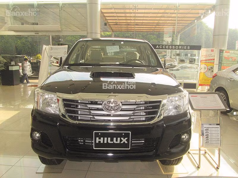 Còn dòng xe nhập khẩu nguyên chiếc từ Thái Lan được nhập về Việt Nam nhiều nhất trong thời gian qua là các dòng xe Hilux và Yaris của Toyota. Hiện dòng xe Hilux có giá bán tại Việt Nam sau khi tính tất cả các loại thuế, phí dao động quanh mốc 750 triệu đồng. Ảnh: Banxehoi.com.