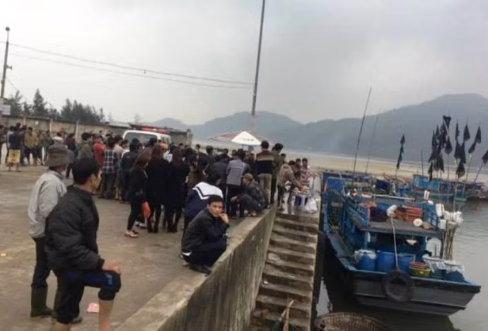 Kiem tra thuyen, ngu dan Ha Tinh roi xuong bien tu vong