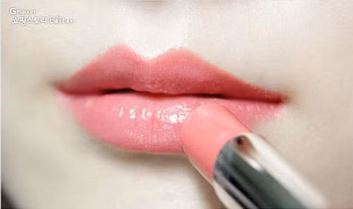 Son môi cũng là một lựa chọn thông minh để các quý ông mua làm quà tặng vợ/người yêu. Bạn nên tìm hiểu xem vợ/bạn gái mình thường dùng son của hãng nào, tông màu gì hợp với cô ấy trước khi chọn mua. Với giá dưới 500.000 đồng, bạn có thể mua được 1 thỏi son tốt của nhiều hãng như son Mac, dòng son Kate Moss for Rimmel, các dòng son của The Face Shop, Espoir... 