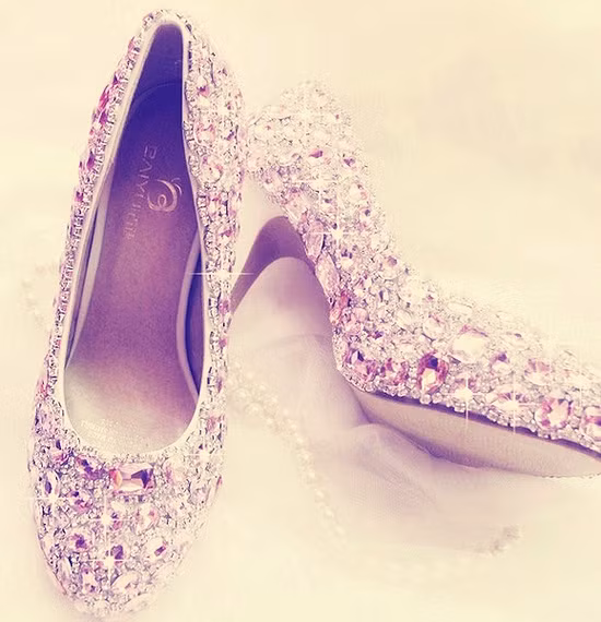 Là phụ nữ hẳn ai cũng yêu thích những đôi giày và chắc chắn nàng sẽ không bao giờ từ chối nếu bạn tặng nàng 1 đôi giày hoặc dẫn nàng đi mua trong dịp 8/3.